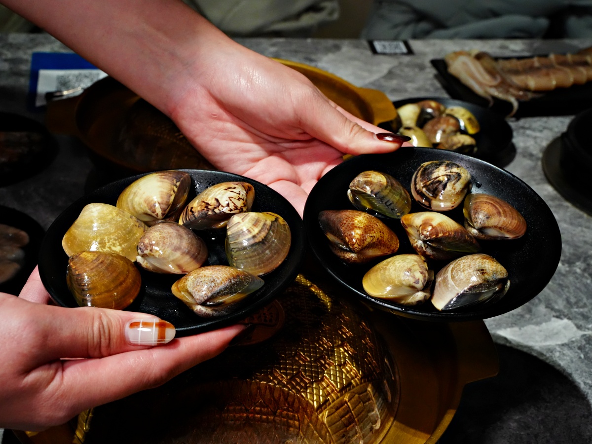 【台南美食】佳里區 $99元蔬菜吧吃到飽！燒甲五春平價銅盤燒肉：$69 元肉盤買 5 送 1 究極攻略，去殼裸奔白蝦、海鮮自由與蔬菜小菜吃到飽深度評測