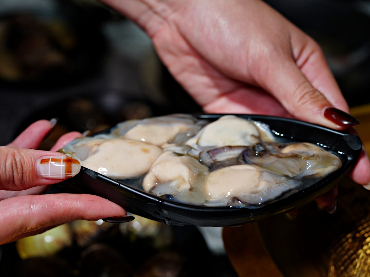 【台南美食】佳里區 $99元蔬菜吧吃到飽！燒甲五春平價銅盤燒肉：$69 元肉盤買 5 送 1 究極攻略，去殼裸奔白蝦、海鮮自由與蔬菜小菜吃到飽深度評測