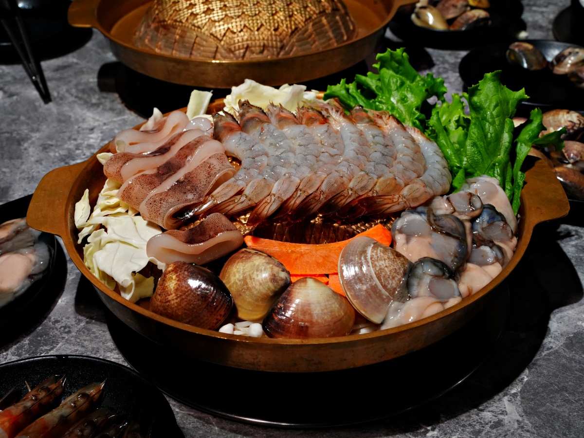 【台南美食】佳里區 $99元蔬菜吧吃到飽！燒甲五春平價銅盤燒肉：$69 元肉盤買 5 送 1 究極攻略，去殼裸奔白蝦、海鮮自由與蔬菜小菜吃到飽深度評測