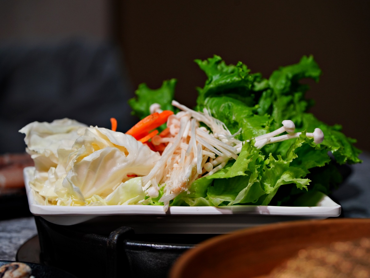 【台南美食】佳里區 $99元蔬菜吧吃到飽！燒甲五春平價銅盤燒肉：$69 元肉盤買 5 送 1 究極攻略，去殼裸奔白蝦、海鮮自由與蔬菜小菜吃到飽深度評測