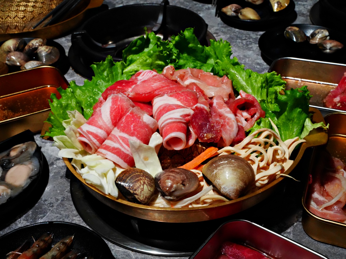 【台南美食】佳里區 $99元蔬菜吧吃到飽！燒甲五春平價銅盤燒肉：$69 元肉盤買 5 送 1 究極攻略，去殼裸奔白蝦、海鮮自由與蔬菜小菜吃到飽深度評測