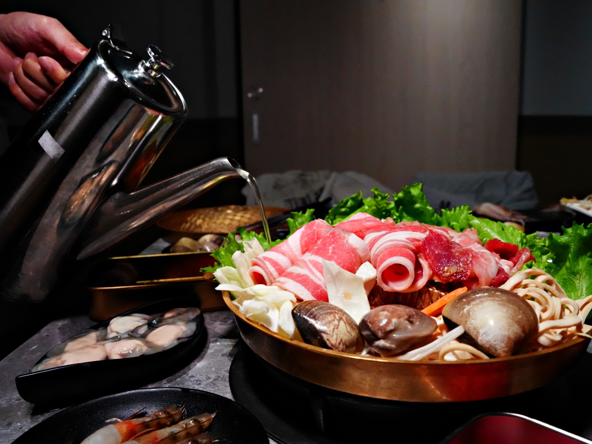 【台南美食】佳里區 $99元蔬菜吧吃到飽！燒甲五春平價銅盤燒肉：$69 元肉盤買 5 送 1 究極攻略，去殼裸奔白蝦、海鮮自由與蔬菜小菜吃到飽深度評測