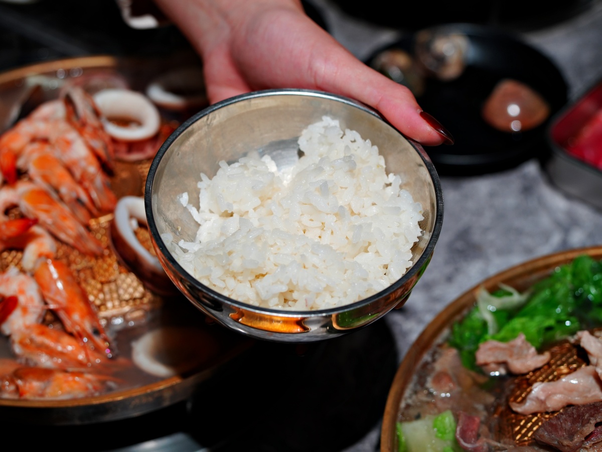 【台南美食】佳里區 $99元蔬菜吧吃到飽！燒甲五春平價銅盤燒肉：$69 元肉盤買 5 送 1 究極攻略，去殼裸奔白蝦、海鮮自由與蔬菜小菜吃到飽深度評測