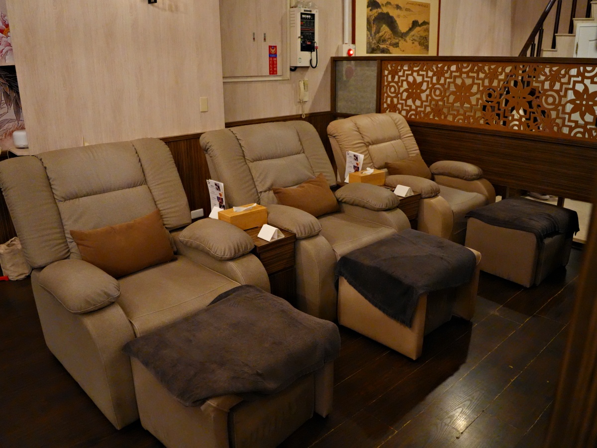 【台南按摩推薦】綠海足體養生館：100分鐘超值全身饗宴！1400元有找，腳底按摩加全身經絡，讓壓力徹底歸零