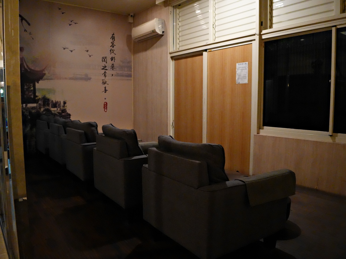 【台南按摩推薦】綠海足體養生館：100分鐘超值全身饗宴！1400元有找，腳底按摩加全身經絡，讓壓力徹底歸零