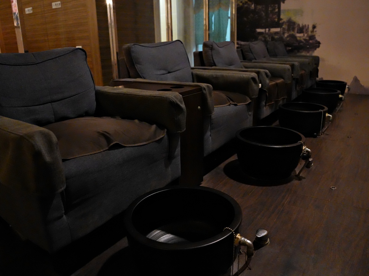 【台南按摩推薦】綠海足體養生館：100分鐘超值全身饗宴！1400元有找，腳底按摩加全身經絡，讓壓力徹底歸零