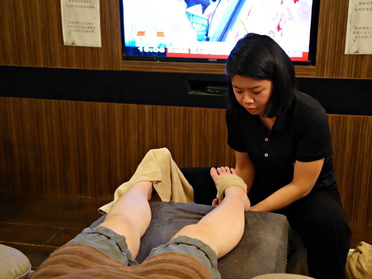 【台南按摩推薦】綠海足體養生館：100分鐘超值全身饗宴！1400元有找，腳底按摩加全身經絡，讓壓力徹底歸零