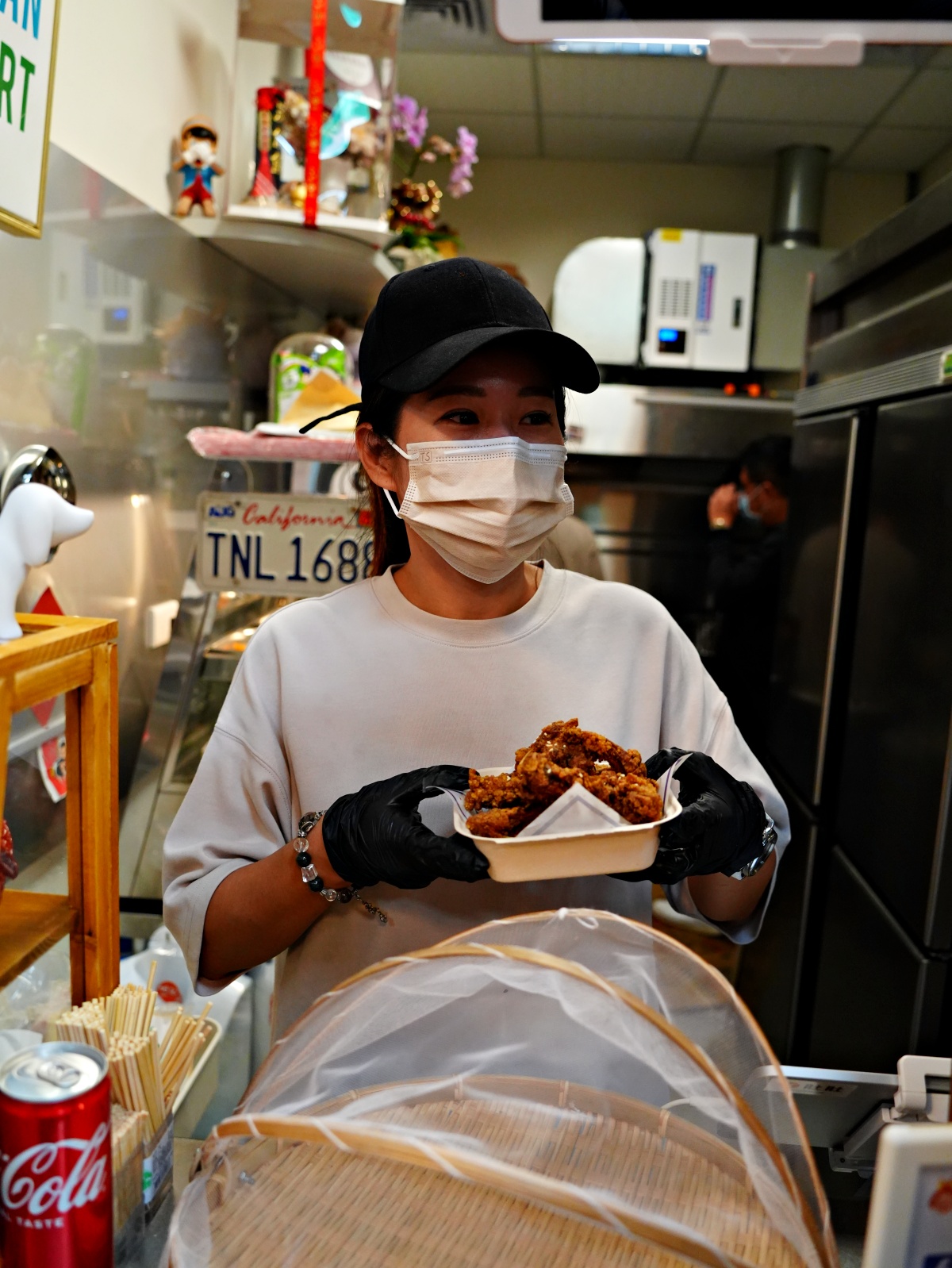 【台南美食】西市場「嬤記香香雞」：這噴汁炸雞太狂！阿嬤級澎湃份量，必點嫩炸琵琶骨與春雞分享餐