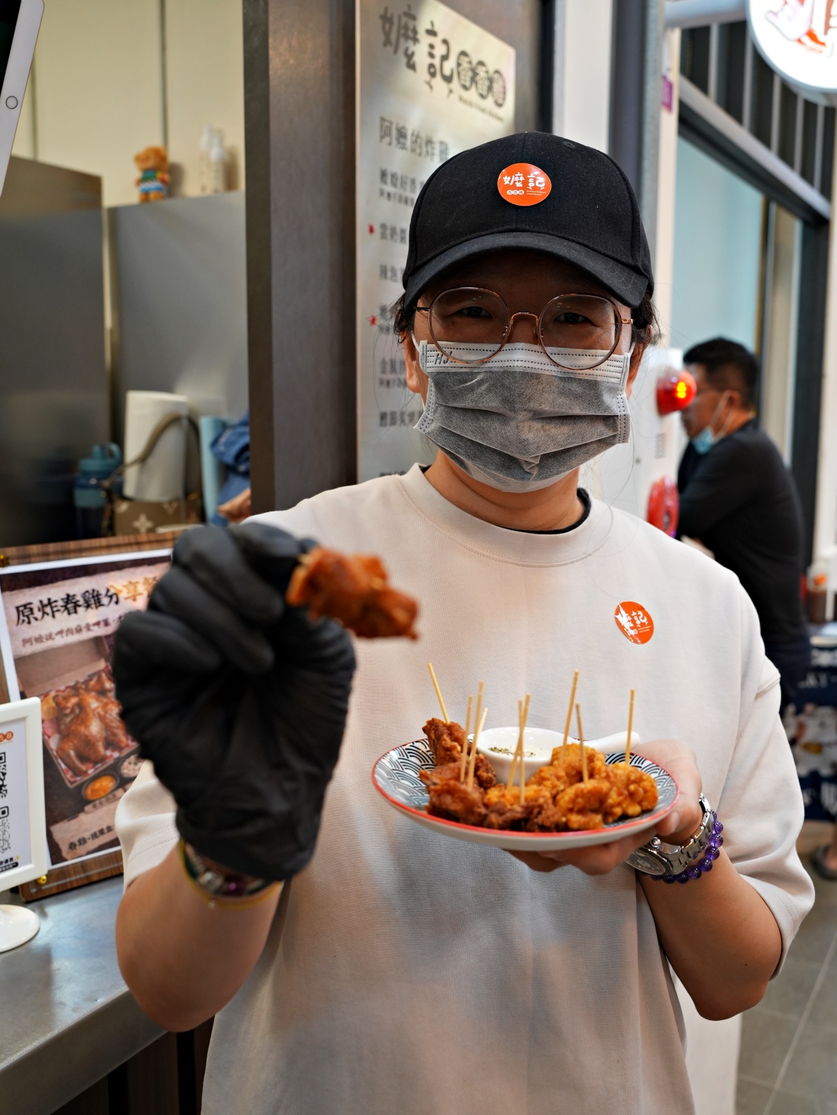 【台南美食】西市場「嬤記香香雞」：這噴汁炸雞太狂！阿嬤級澎湃份量，必點嫩炸琵琶骨與春雞分享餐