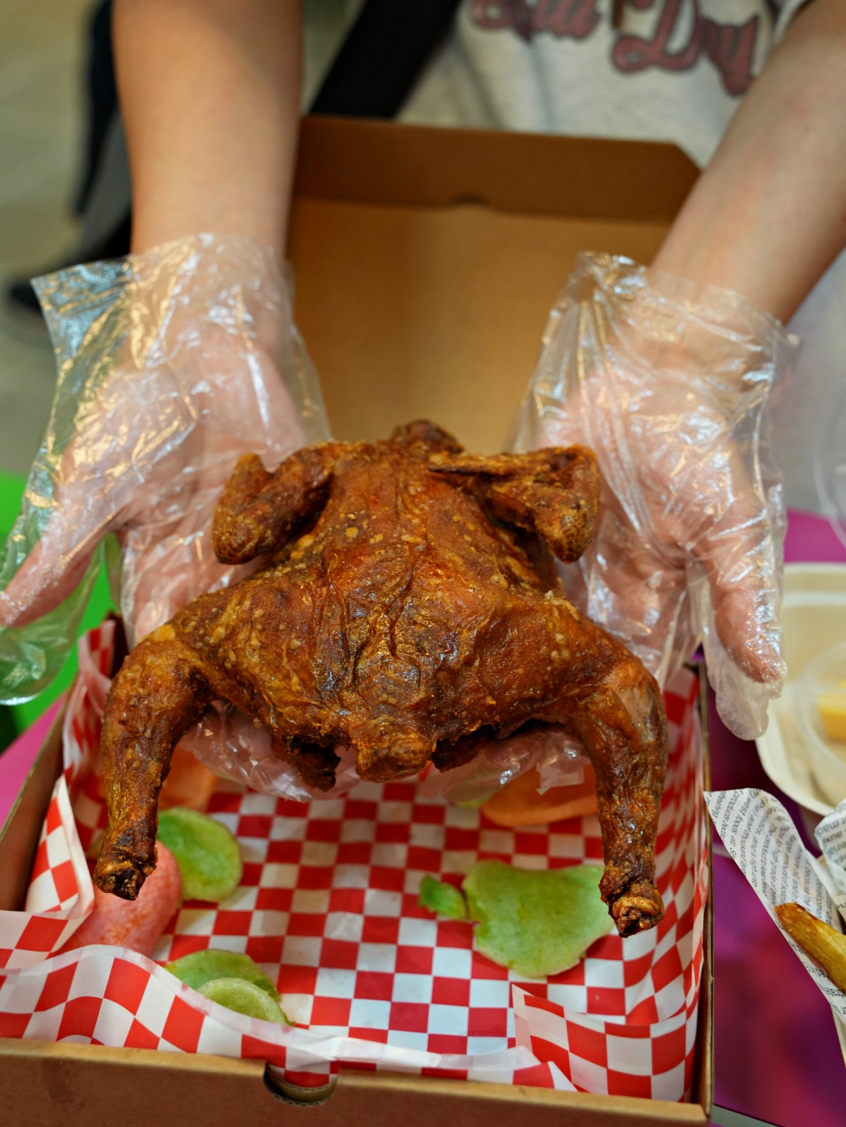 【台南美食】西市場「嬤記香香雞」：這噴汁炸雞太狂！阿嬤級澎湃份量，必點嫩炸琵琶骨與春雞分享餐