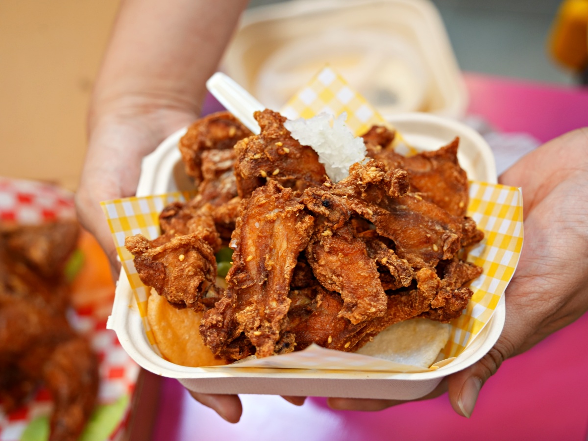 【台南美食】西市場「嬤記香香雞」：這噴汁炸雞太狂！阿嬤級澎湃份量，必點嫩炸琵琶骨與春雞分享餐