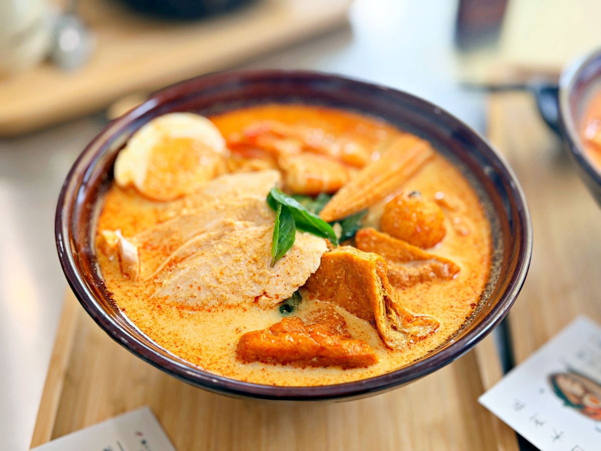 台南佳里美食地標：【白木所在】深度探店！南洋叻沙與恐龍蛋雪花冰的味覺大冒險，2026 必訪隱藏版全攻略 🍜🧊