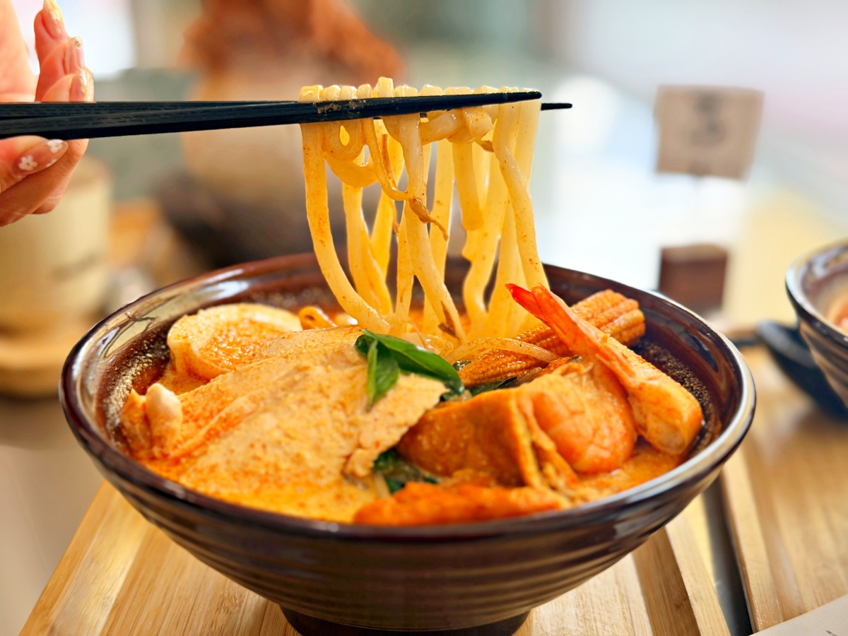 台南佳里美食地標：【白木所在】深度探店！南洋叻沙與恐龍蛋雪花冰的味覺大冒險，2026 必訪隱藏版全攻略 🍜🧊