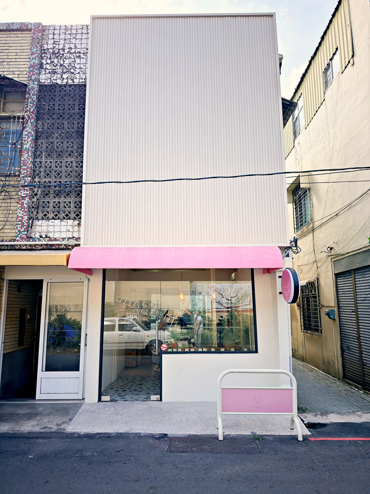 嘉義必吃隱藏版！【昕樂烘焙 】4天慢磨出的千層奇蹟：藍莓烤布丁塔與伯爵茶可頌的銷魂開箱