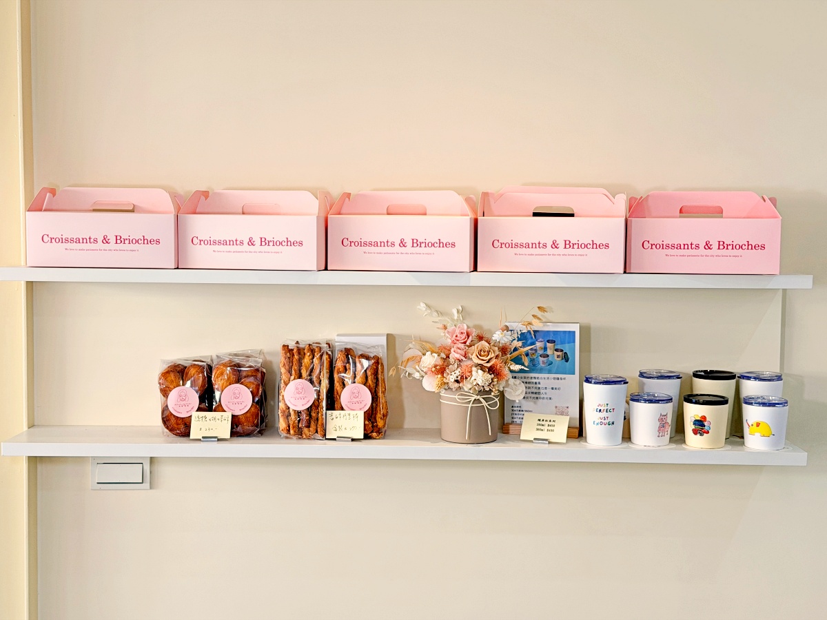 嘉義必吃隱藏版！【昕樂烘焙 】4天慢磨出的千層奇蹟：藍莓烤布丁塔與伯爵茶可頌的銷魂開箱