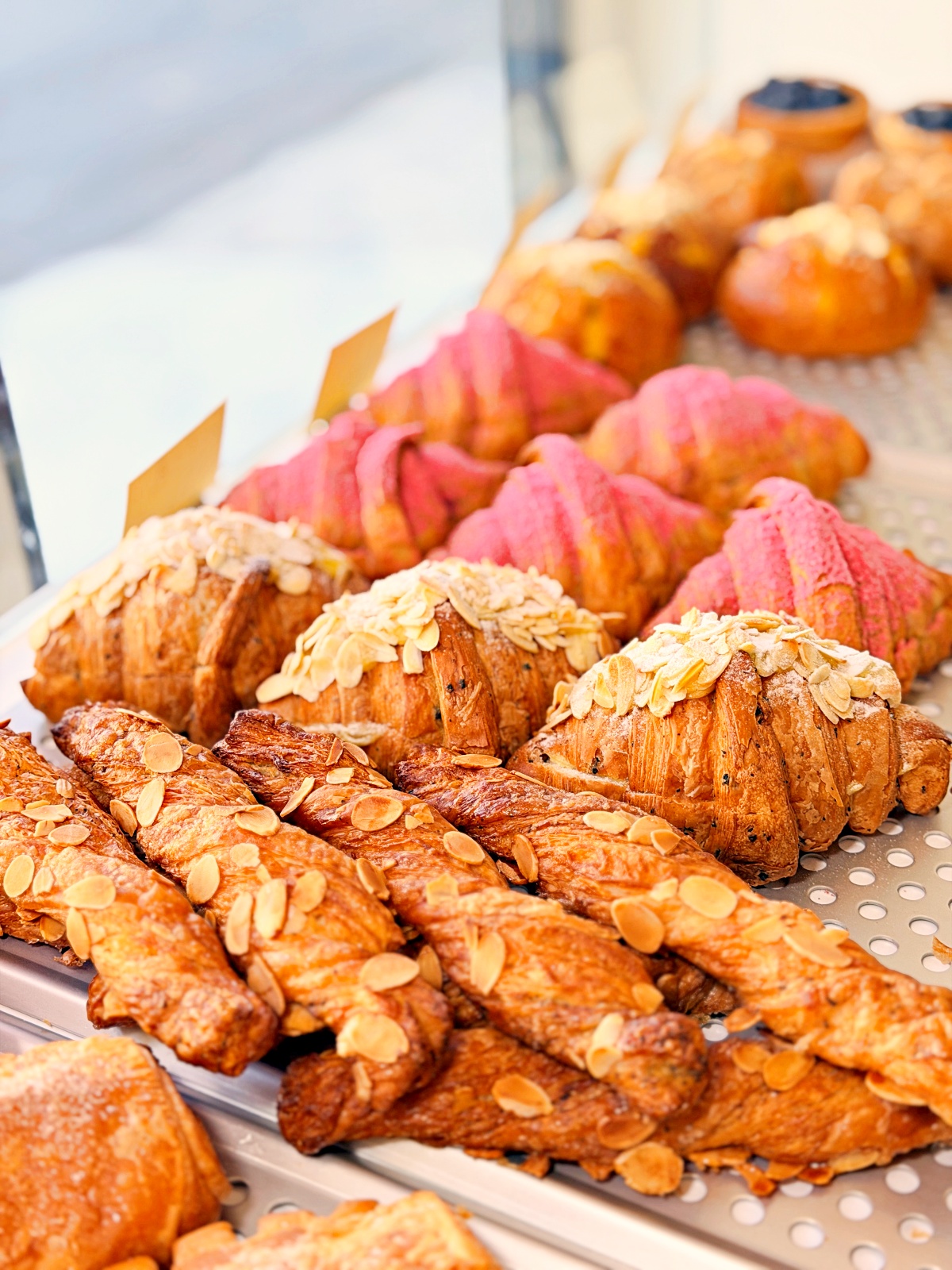 嘉義必吃隱藏版！【昕樂烘焙 】4天慢磨出的千層奇蹟：藍莓烤布丁塔與伯爵茶可頌的銷魂開箱