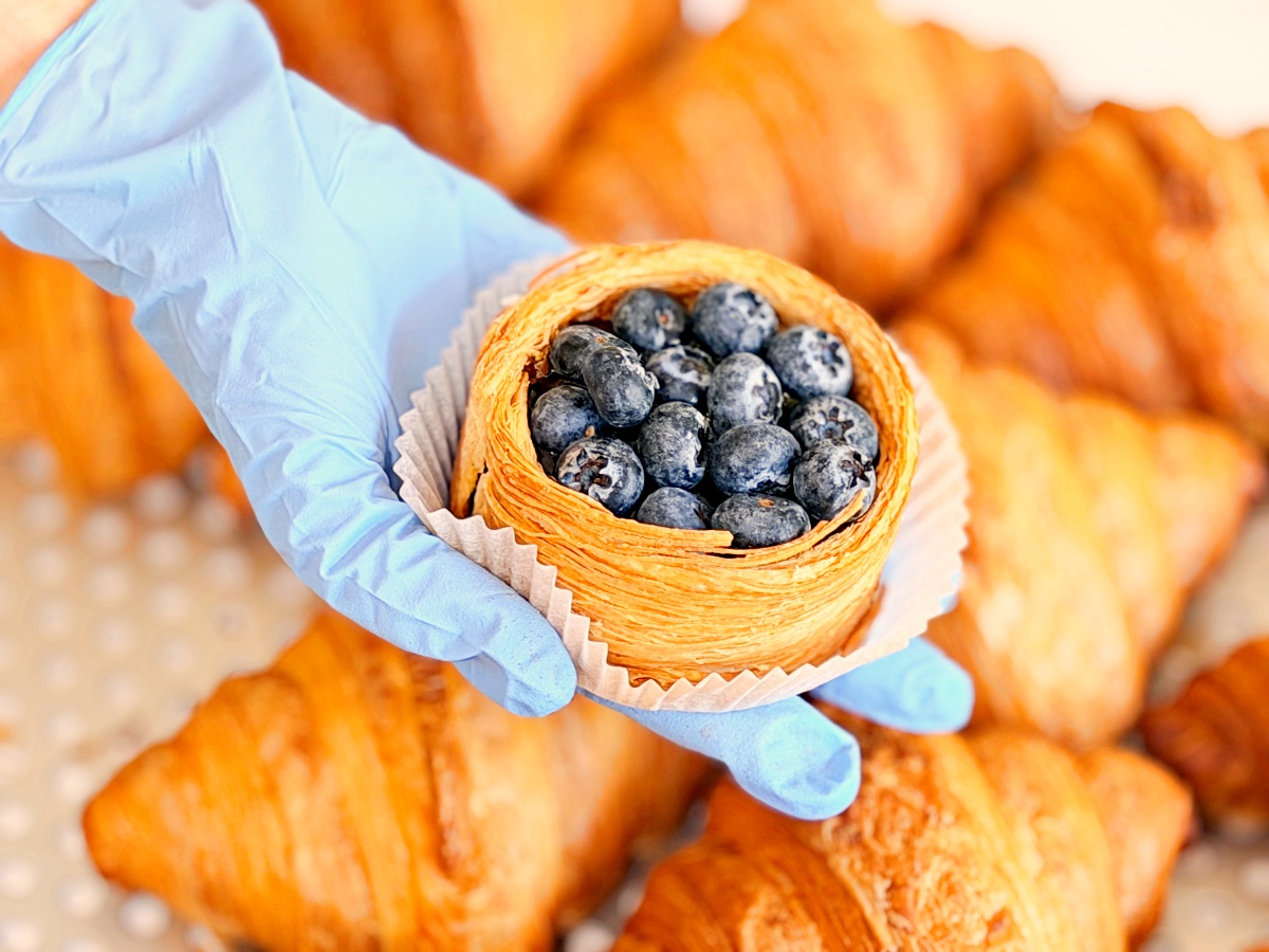 嘉義必吃隱藏版！【昕樂烘焙 】4天慢磨出的千層奇蹟：藍莓烤布丁塔與伯爵茶可頌的銷魂開箱