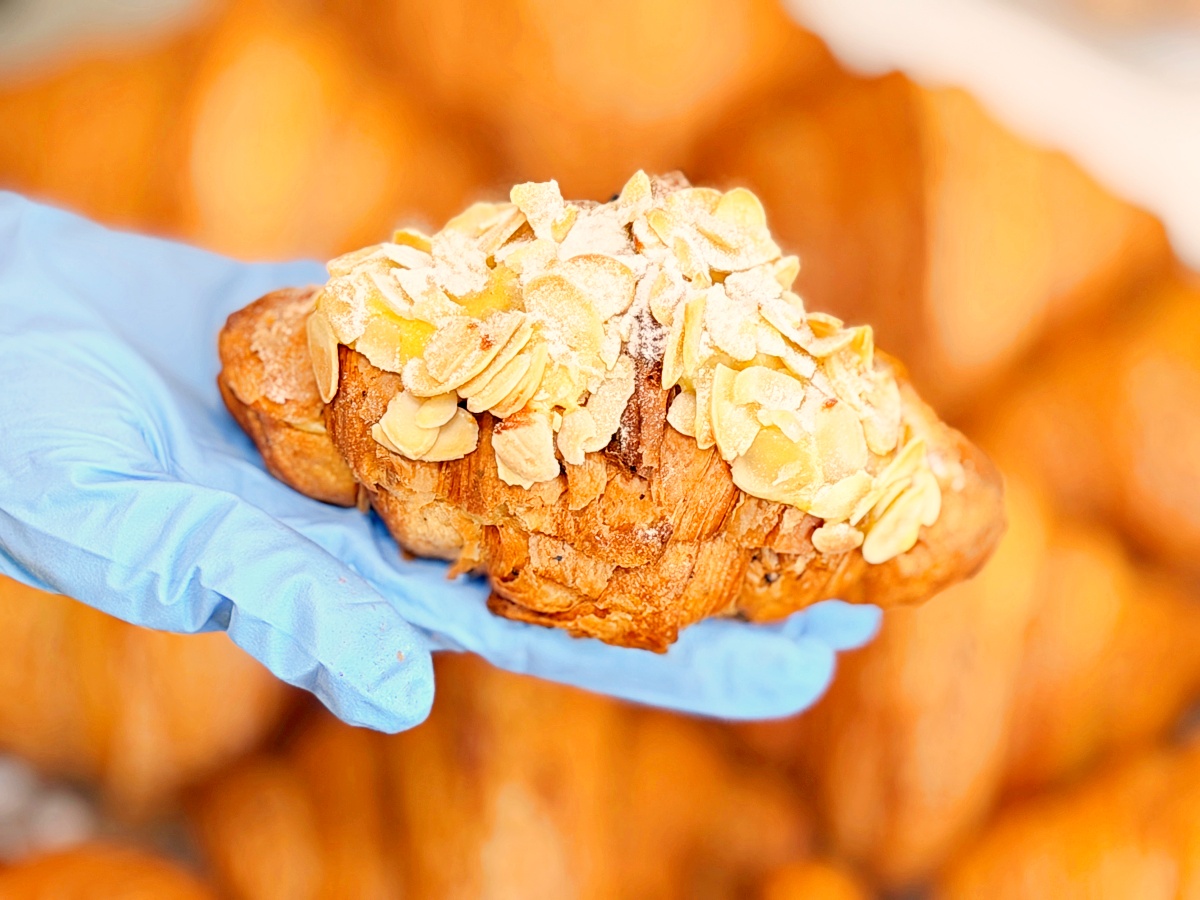 嘉義必吃隱藏版！【昕樂烘焙 】4天慢磨出的千層奇蹟：藍莓烤布丁塔與伯爵茶可頌的銷魂開箱