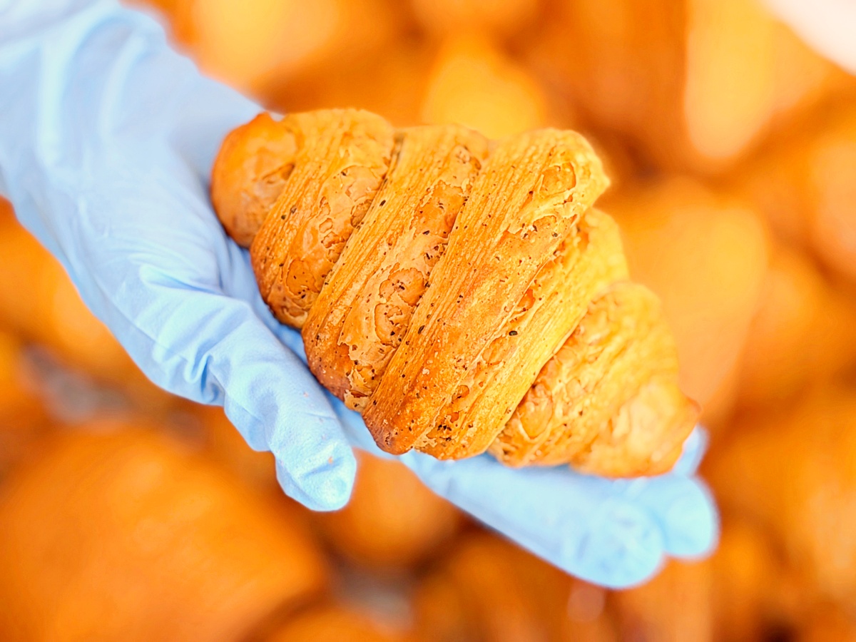 嘉義必吃隱藏版！【昕樂烘焙 】4天慢磨出的千層奇蹟：藍莓烤布丁塔與伯爵茶可頌的銷魂開箱