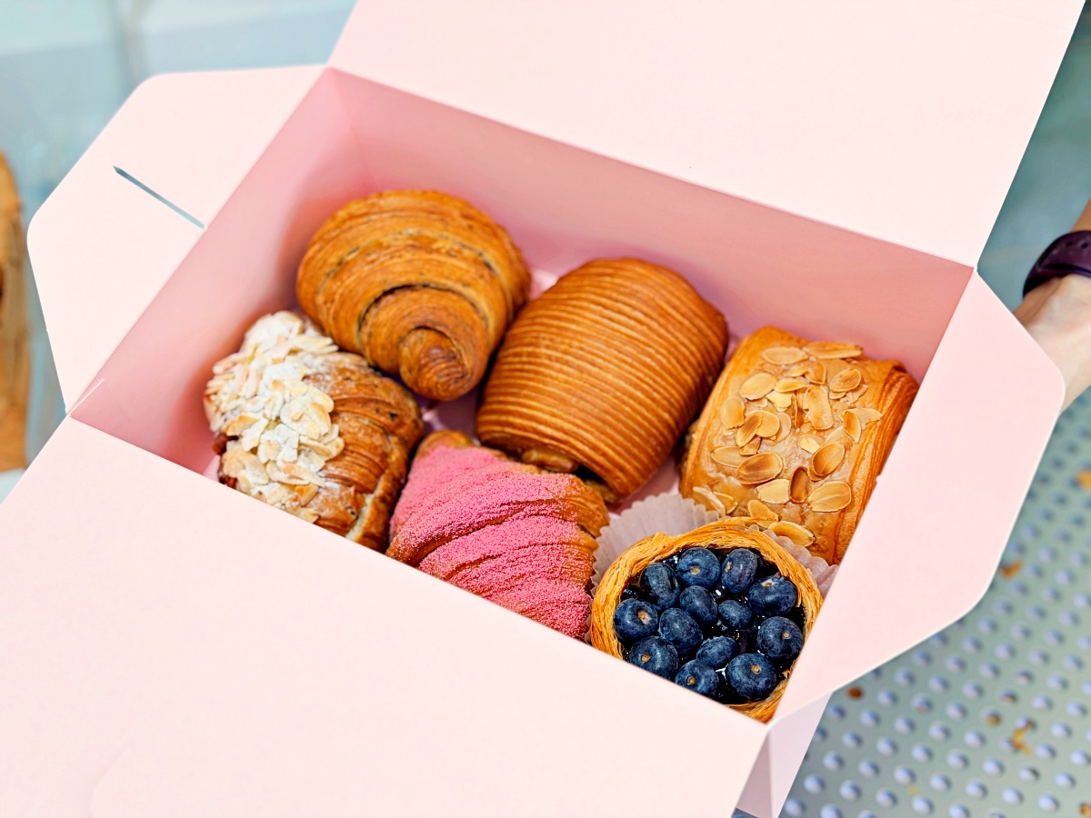 嘉義必吃隱藏版！【昕樂烘焙 】4天慢磨出的千層奇蹟：藍莓烤布丁塔與伯爵茶可頌的銷魂開箱