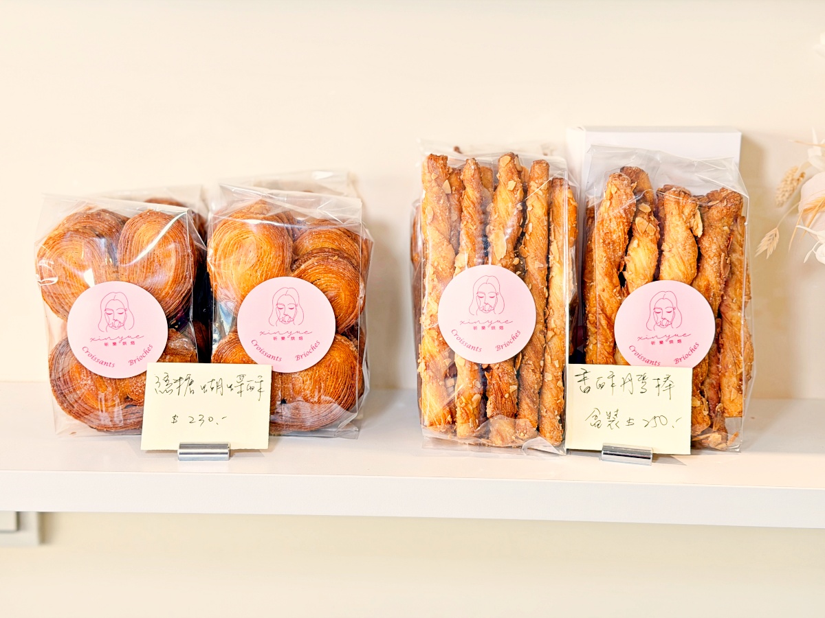 嘉義必吃隱藏版！【昕樂烘焙 】4天慢磨出的千層奇蹟：藍莓烤布丁塔與伯爵茶可頌的銷魂開箱