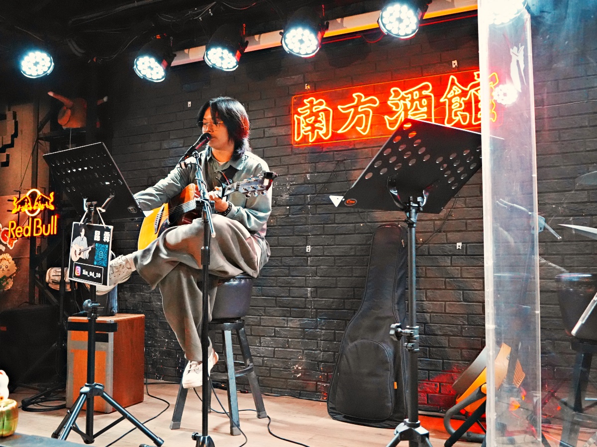 【台南東區宵夜場】誤入林森路的靈魂收容所！南方酒館：熱炒猛到翻、駐唱超專業，平價享受最高規格音樂饗宴