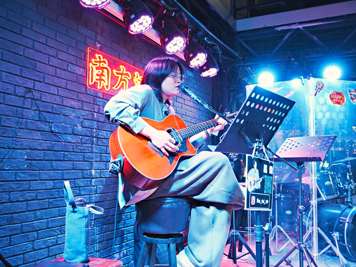 【台南東區宵夜場】誤入林森路的靈魂收容所！南方酒館：熱炒猛到翻、駐唱超專業，平價享受最高規格音樂饗宴