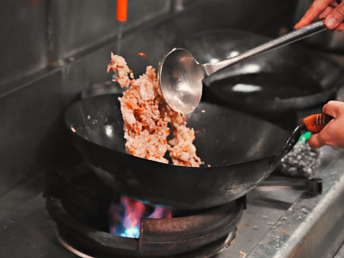 【台南東區宵夜場】誤入林森路的靈魂收容所！南方酒館：熱炒猛到翻、駐唱超專業，平價享受最高規格音樂饗宴