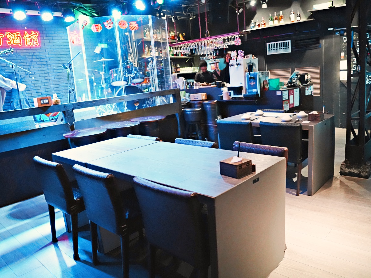 【台南東區宵夜場】誤入林森路的靈魂收容所！南方酒館：熱炒猛到翻、駐唱超專業，平價享受最高規格音樂饗宴