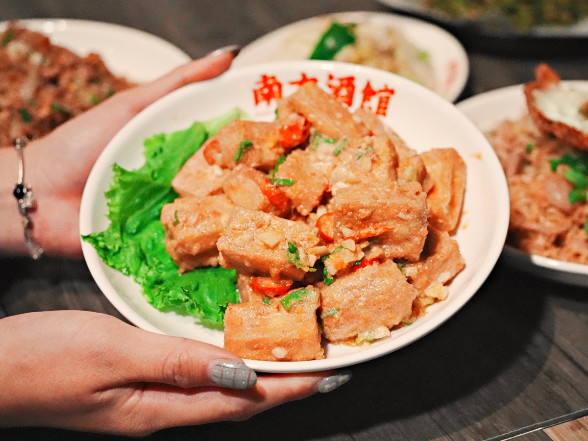 【台南東區宵夜場】誤入林森路的靈魂收容所！南方酒館：熱炒猛到翻、駐唱超專業，平價享受最高規格音樂饗宴