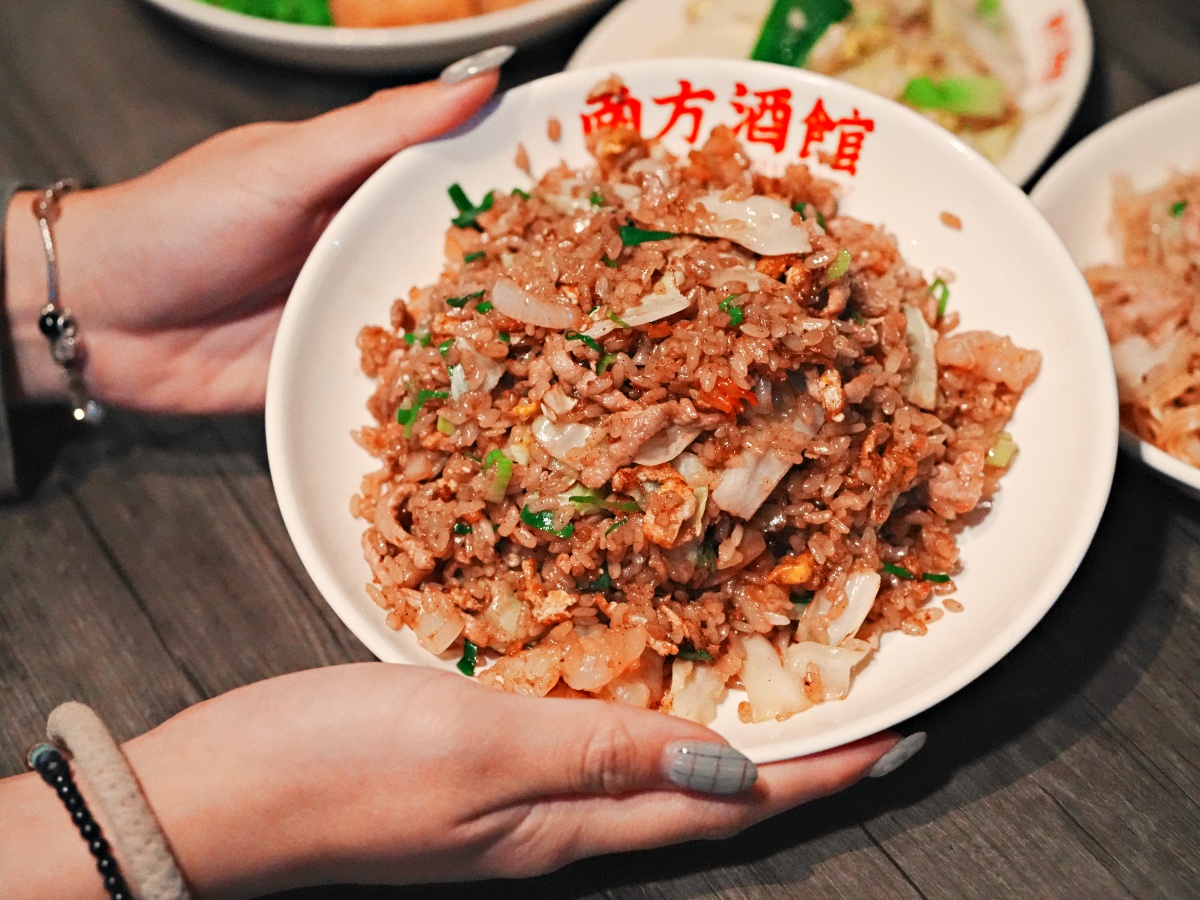 【台南東區宵夜場】誤入林森路的靈魂收容所！南方酒館：熱炒猛到翻、駐唱超專業，平價享受最高規格音樂饗宴