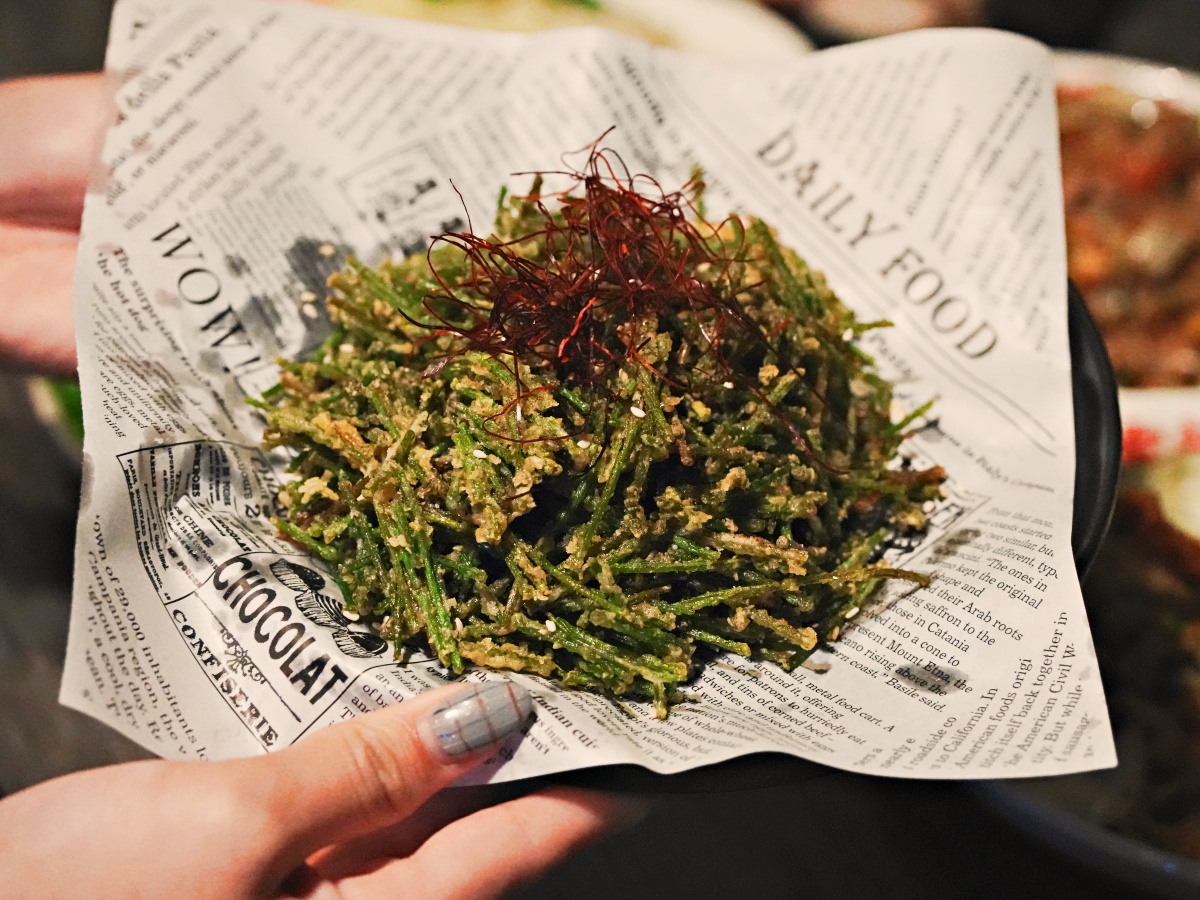 【台南東區宵夜場】誤入林森路的靈魂收容所！南方酒館：熱炒猛到翻、駐唱超專業，平價享受最高規格音樂饗宴