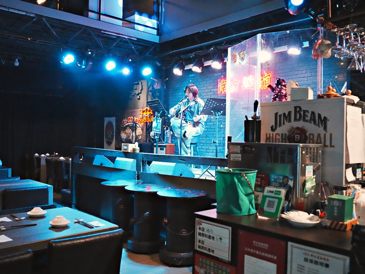 【台南東區宵夜場】誤入林森路的靈魂收容所！南方酒館：熱炒猛到翻、駐唱超專業，平價享受最高規格音樂饗宴