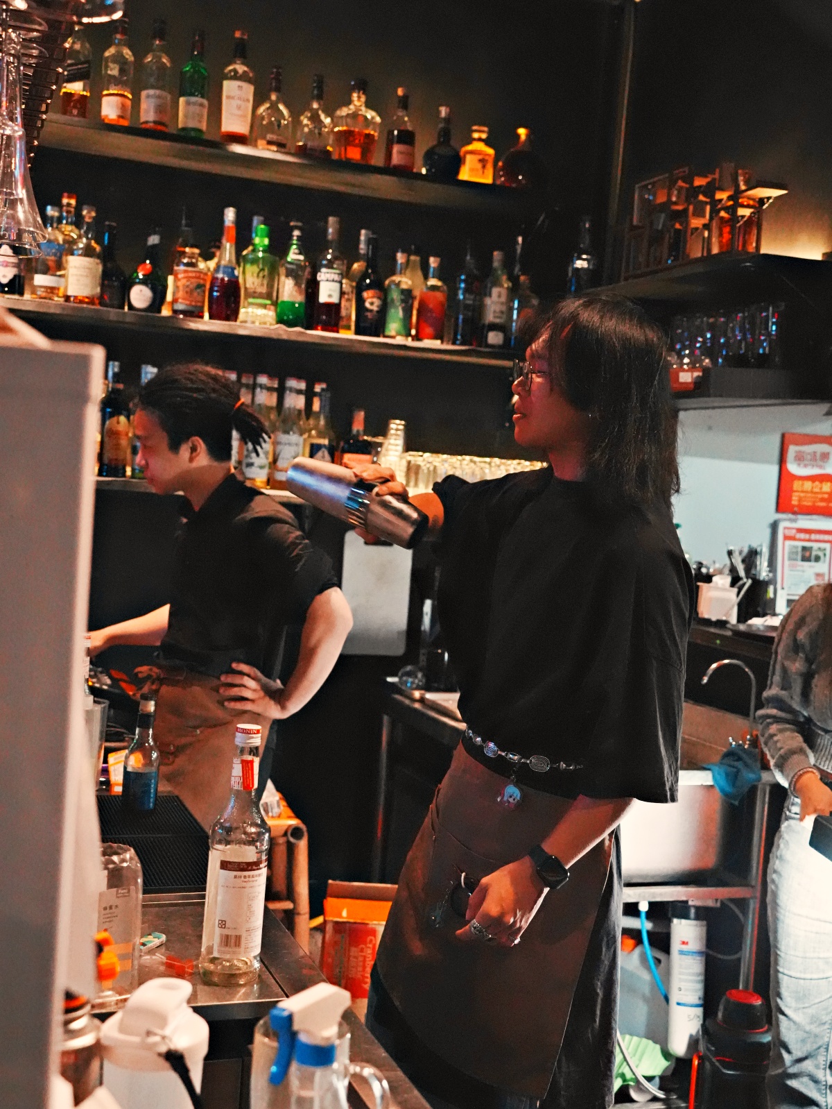 【台南東區宵夜場】誤入林森路的靈魂收容所！南方酒館：熱炒猛到翻、駐唱超專業，平價享受最高規格音樂饗宴