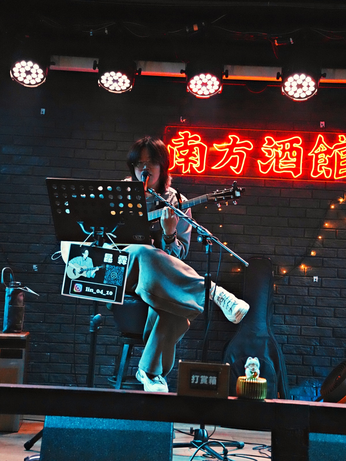 【台南東區宵夜場】誤入林森路的靈魂收容所！南方酒館：熱炒猛到翻、駐唱超專業，平價享受最高規格音樂饗宴