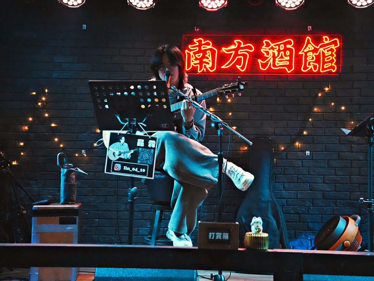 【台南東區宵夜場】誤入林森路的靈魂收容所！南方酒館：熱炒猛到翻、駐唱超專業，平價享受最高規格音樂饗宴
