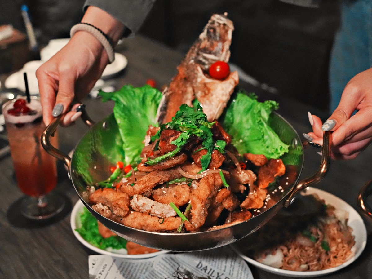 【台南東區宵夜場】誤入林森路的靈魂收容所！南方酒館：熱炒猛到翻、駐唱超專業，平價享受最高規格音樂饗宴