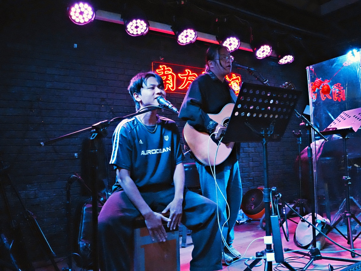 【台南東區宵夜場】誤入林森路的靈魂收容所！南方酒館：熱炒猛到翻、駐唱超專業，平價享受最高規格音樂饗宴