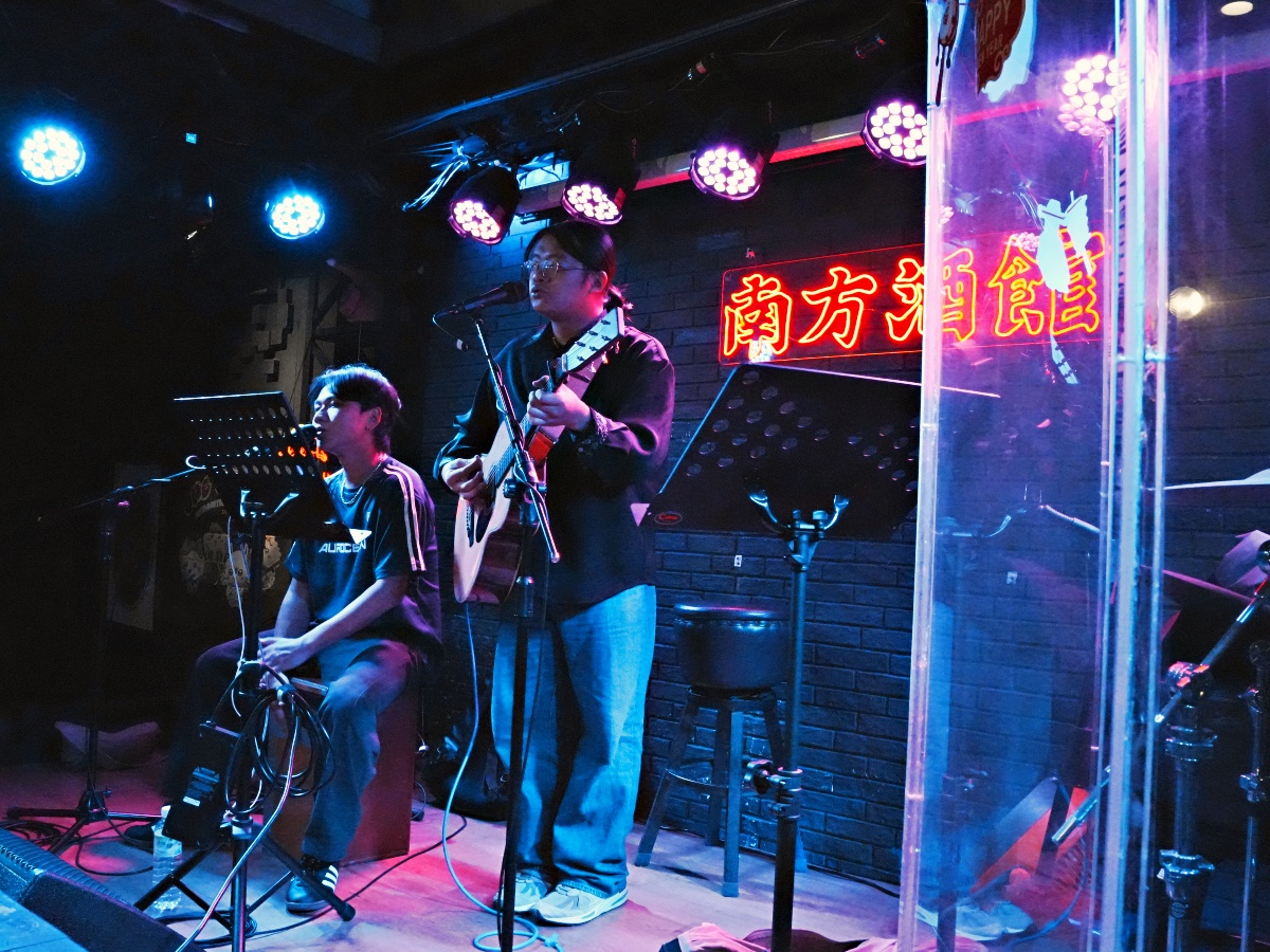 【台南東區宵夜場】誤入林森路的靈魂收容所！南方酒館：熱炒猛到翻、駐唱超專業，平價享受最高規格音樂饗宴