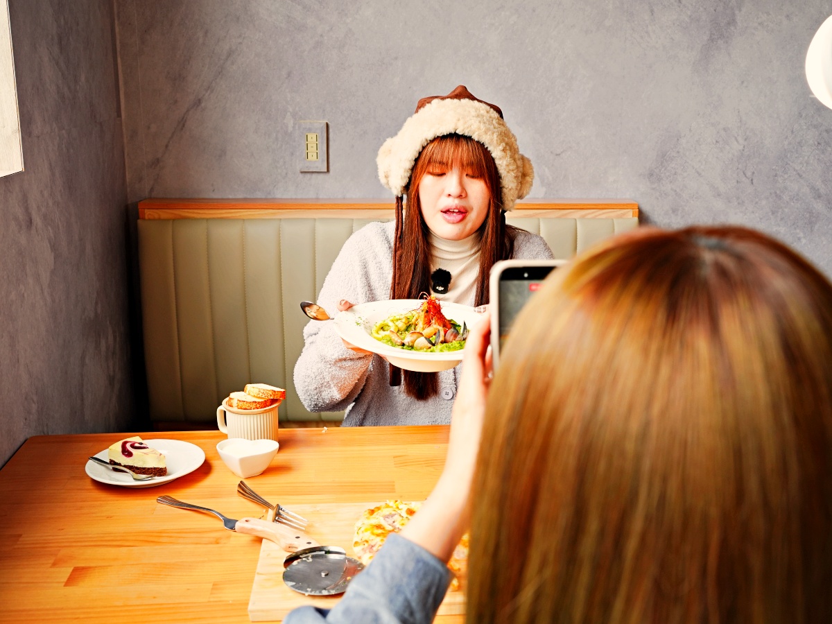 【2026 美食探店全攻略】別再只會拍「很好吃」!揭秘 13 種細分賽道與「心電圖」數據經營術,打造高轉化流量 IP 6 【2026 美食探店全攻略】別再只會拍「很好吃」!揭秘 13 種細分賽道與「心電圖」數據經營術,打造高轉化流量 IP