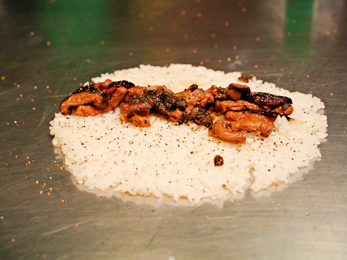 【台南美食】咔滋脆度太銷魂！明洞海苔飯卷台南總店：橫跨十年的青春滋味，2026 必點「奢華松露、青檸鮭魚」新品爆料開箱！