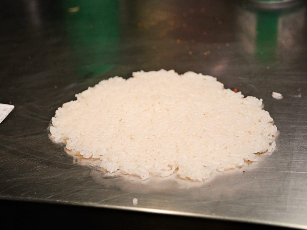 【台南美食】咔滋脆度太銷魂！明洞海苔飯卷台南總店：橫跨十年的青春滋味，2026 必點「奢華松露、青檸鮭魚」新品爆料開箱！