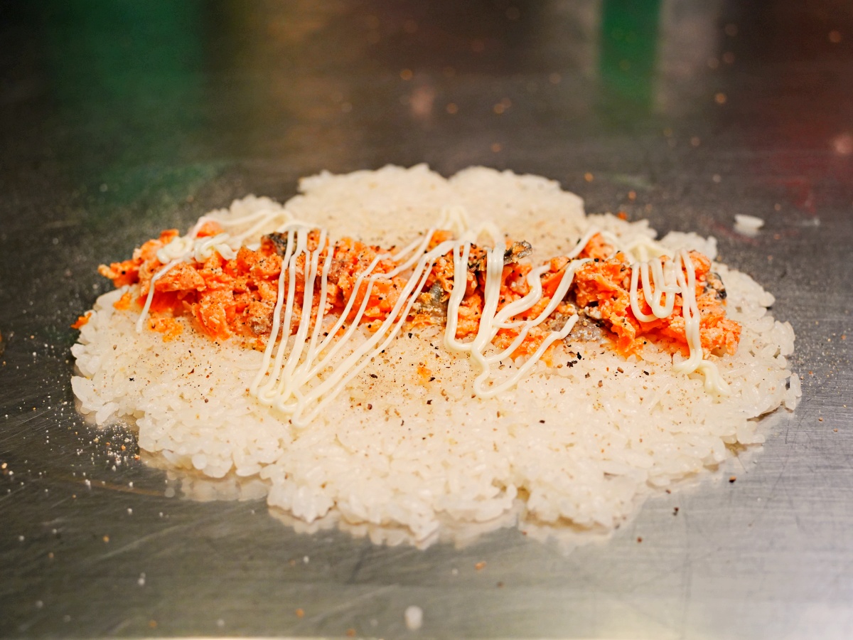 【台南美食】咔滋脆度太銷魂！明洞海苔飯卷台南總店：橫跨十年的青春滋味，2026 必點「奢華松露、青檸鮭魚」新品爆料開箱！