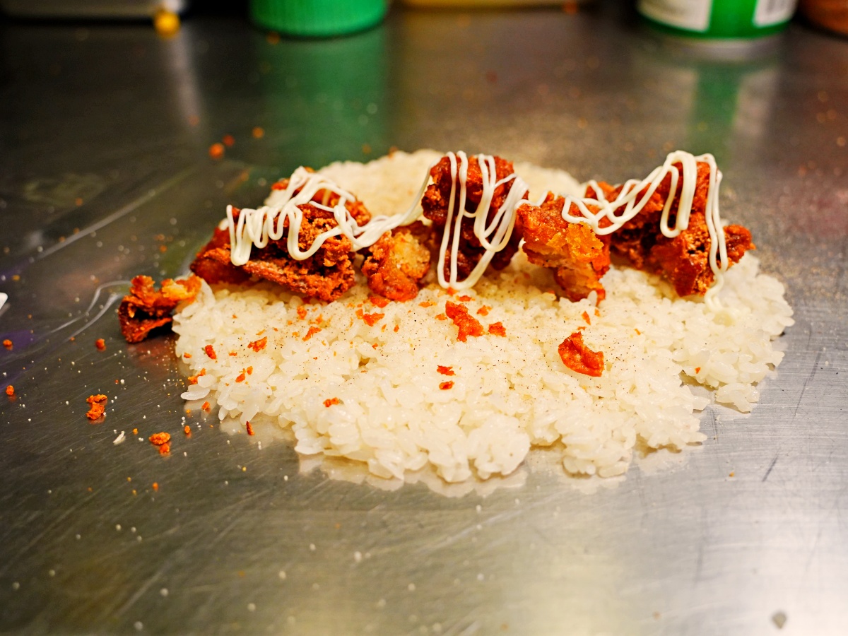 【台南美食】咔滋脆度太銷魂！明洞海苔飯卷台南總店：橫跨十年的青春滋味，2026 必點「奢華松露、青檸鮭魚」新品爆料開箱！