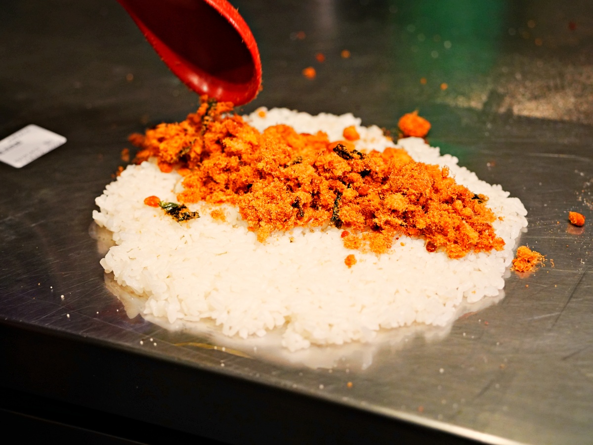 【台南美食】咔滋脆度太銷魂！明洞海苔飯卷台南總店：橫跨十年的青春滋味，2026 必點「奢華松露、青檸鮭魚」新品爆料開箱！