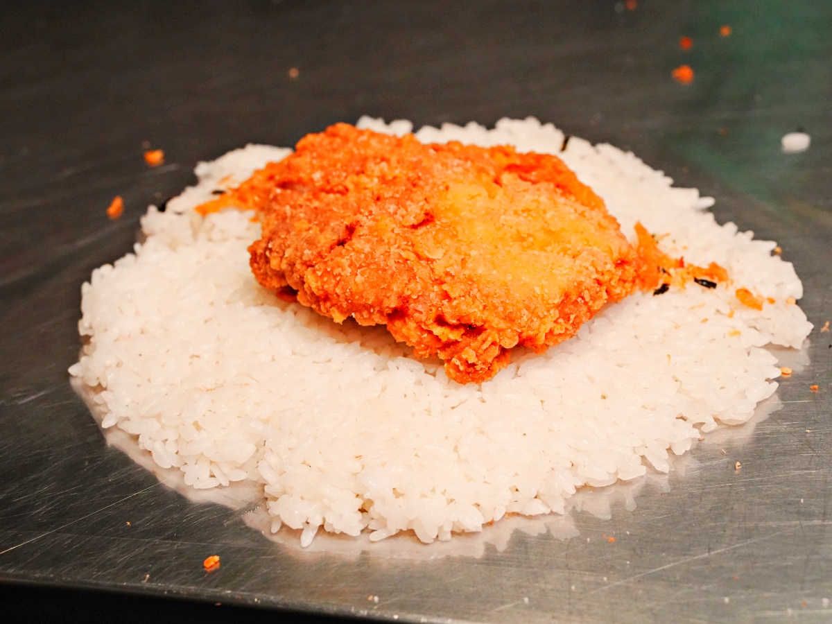 【台南美食】咔滋脆度太銷魂！明洞海苔飯卷台南總店：橫跨十年的青春滋味，2026 必點「奢華松露、青檸鮭魚」新品爆料開箱！