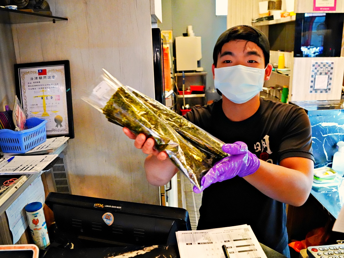 【台南美食】咔滋脆度太銷魂！明洞海苔飯卷台南總店：橫跨十年的青春滋味，2026 必點「奢華松露、青檸鮭魚」新品爆料開箱！