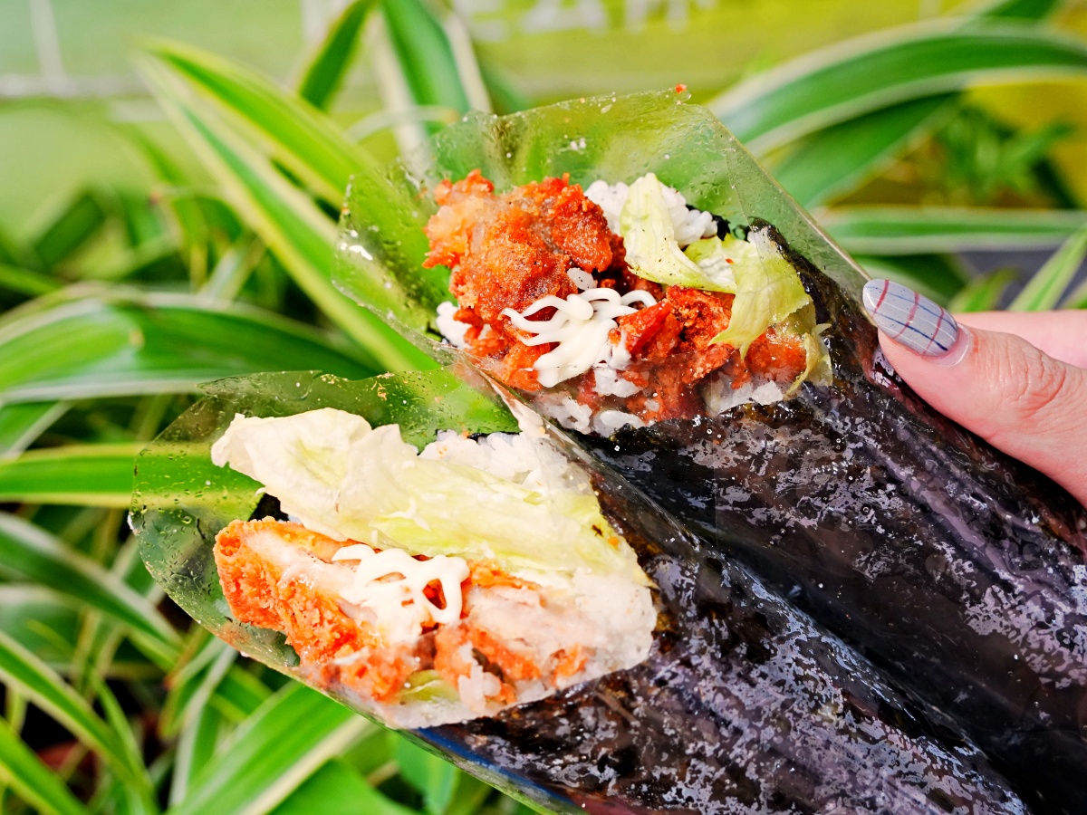 【台南美食】咔滋脆度太銷魂！明洞海苔飯卷台南總店：橫跨十年的青春滋味，2026 必點「奢華松露、青檸鮭魚」新品爆料開箱！