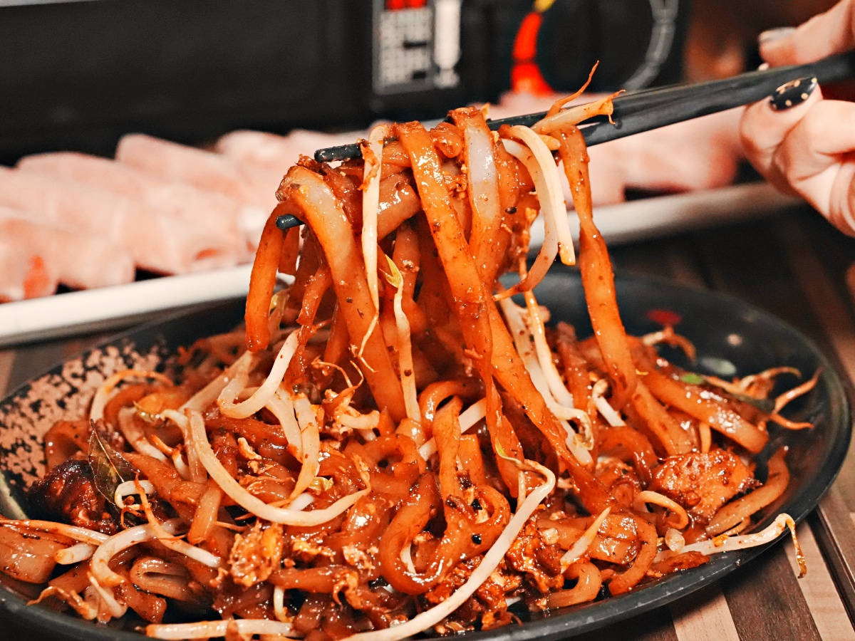 【高雄美食】駁二特區的黑金傳奇:食鍋者「正宗肉骨茶」深度解析,尋找南洋料理的最強靈魂 4 【高雄美食】駁二特區的黑金傳奇:食鍋者「正宗肉骨茶」深度解析,尋找南洋料理的最強靈魂