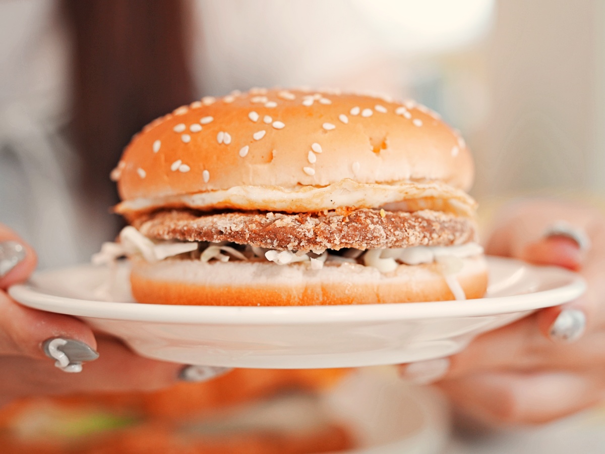 【台南美食】千香漢堡善化中正店：在地飄香30年的傳奇麥香雞！善化早餐與早午餐的頂級選擇，全系列開箱評測